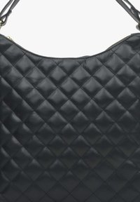 Czarna skórzana torebka z pikowanym wzorem w romby, o gładkiej teksturze i złotym zamku błyskawicznym na górze.