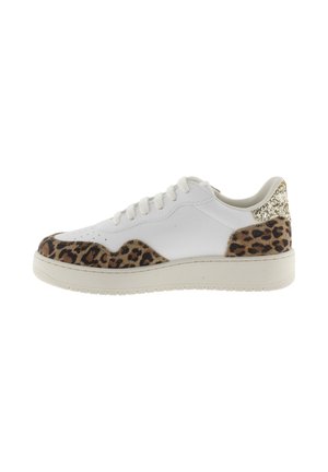 Sneaker bianca con punta e tallone a stampa leopardata, lati testurizzati e un accento luccicante sul tallone. Suola in gomma con un bordo leggermente sollevato.