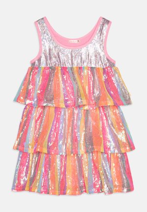 Robe colorée à plusieurs couches avec des bordures roses et trois niveaux froncés. Le tissu est orné de sequins dans différentes nuances de rose, orange, bleu et argent.