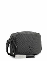 Prodyšná šedá kožená crossbody taška s obdélníkovým tvarem, nastavitelným popruhem a stříbrným kováním, která je vybavena označením značky.