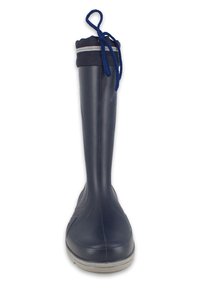 Bota de lluvia de caucho negro con superficie texturizada, suela gris y cordón azul marino en la parte superior. Presenta un diseño elegante y alto.