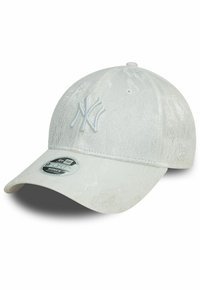 Weißes Baseballcap mit strukturiertem Muster, das das NY-Logo in passender weißer Stickerei, gebogenem Schirm und verstellbarem Riemen aufweist.