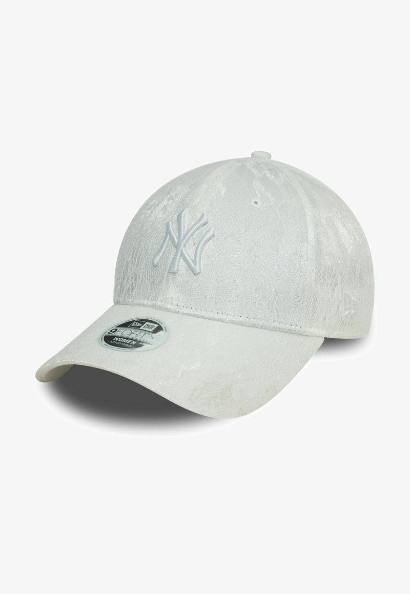 Casquette de baseball blanche avec un motif texturé, arborant le logo NY en broderie blanche assortie, visière incurvée et sangle réglable.