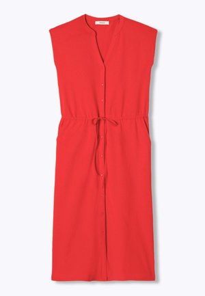 Robe midi rouge sans manches avec col en V, boutonnée sur le devant et ceinture ajustable à la taille, présentée sur fond blanc.