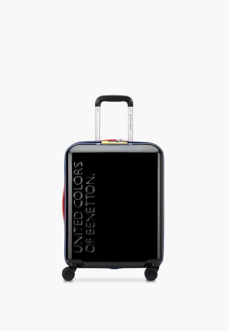 Valigia rigida nera con la stampa in rilievo del marchio "United Colors of Benetton". Dotata di manico retrattile e ruote a 360 gradi.