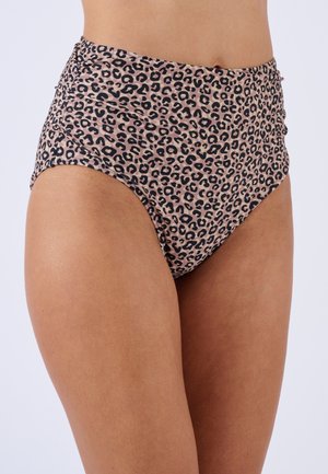 Braguitas de bikini de talle alto con estampado de leopardo en beige y negro, usadas por una persona, mostrando la zona del vientre y la parte superior de los muslos.