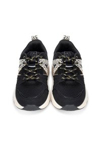 Scarpe da ginnastica nere con tomaia in rete, dettagli in stampa leopardata, lacci dorati e suola bianca. Progettate con un colletto e una linguetta imbottiti.