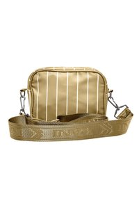 Guld crossbody-väska med avlång rektangulär form, texturerad tyg, vita vertikala ränder och ett brett, mönstrat band.