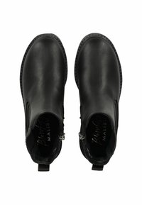 Stivali ankle in pelle nera con pannelli elasticizzati laterali, punta arrotondata, bordi testurizzati e piccolo gancio sul tallone. Design semplice, senza fantasie.