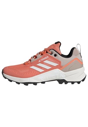 Chaussure de trail Adidas Terrex Swift R corail et beige avec semelle blanche et semelle extérieure noire, lacets visibles et trois bandes latérales blanches.