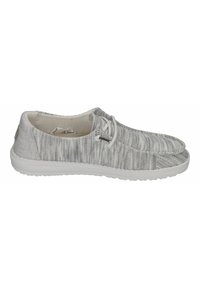 Scarpe in tessuto grigio leggero con un design testurizzato, lacci bianchi e suola in gomma. Presentano una punta arrotondata e dettagli cuciti.