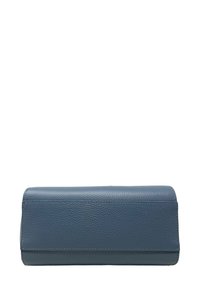 Niebieska skórzana kopertówka o gładkiej, teksturowanej powierzchni, prostokątnym kształcie i minimalnych detalach przeszyć. Posiada projekt składany.