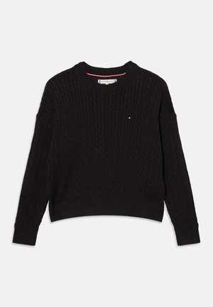Maglione nero a trecce con colletto rotondo, maniche lunghe e orlo cropped. Piccolo dettaglio del logo sul petto in rosso, bianco e blu.