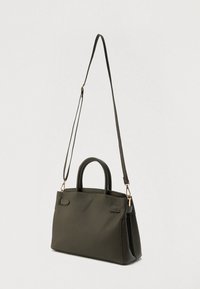 Sac à main en cuir vert olive avec deux poignées supérieures, une bandoulière réglable et une texture subtilement embossée. Détails en métal doré.