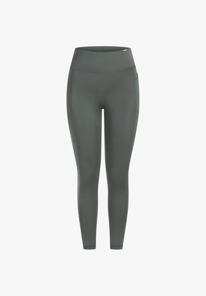 Dunkelgrüne High-Waist Leggings aus einem glatten, dehnbaren Stoff; verfügen über seitliche Taschen und kontrastierende Nähte an den Seiten.