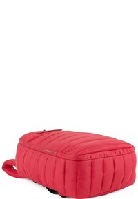 Mochila acolchada roja con forma rectangular, textura acolchada, cierre superior con cremallera y un asa lateral para un fácil transporte.