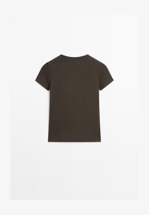 Brun kortærmet t-shirt lavet af struktureret stof, med rund halsudskæring og lige pasform, uden synlige logoer eller mønstre.