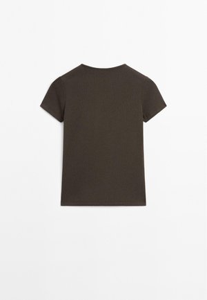Short-sleeve, crew-neck t-shirt in dark brown. Made of ribbed material with a fitted shape and smooth texture. Minimalist design, no visible branding.