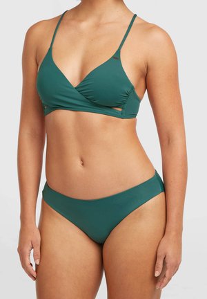 Turkis bikini sæt med en omslags-stil top med tynde justerbare stropper og en glat, lavtaljet bund. Lavet af strækbart, hurtigtørrende materiale.