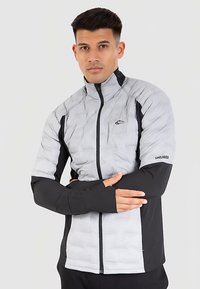 Lekka, pikowana kurtka w kolorze szaro-czarnym. Posiada wysoki kołnierz, zapięcie na zamek oraz mankiety z otworami na kciuki. Miękka tekstura z gładkimi akcentami materiałowymi.