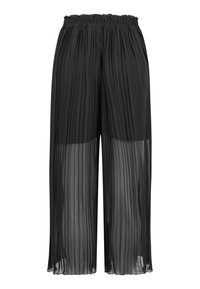 Schwarze Hose mit weitem Bein und plissiertem transparentem Stoff von der Mitte des Oberschenkels bis zum Saum, elastischem gerafftem Bund und blickdichtem Futter, das oberhalb der Knie endet.