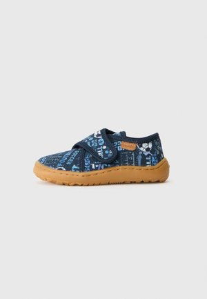 Chaussure enfant bleu marine avec motifs graphiques bleu clair et semelle en caoutchouc beige, équipée d'une sangle velcro pour une fermeture facile.