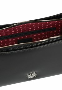 Pochette en cuir noir avec quincaillerie en métal argenté. L'intérieur présente une doublure bordeaux avec un motif répétitif et une poche zippée.