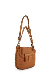 Braune Lederhandtasche mit einem geflochtenen Seitenbereich, einem Reißverschlussfach, Nietenverzierung auf der Vorderseite und einem verstellbaren Tragegurt.