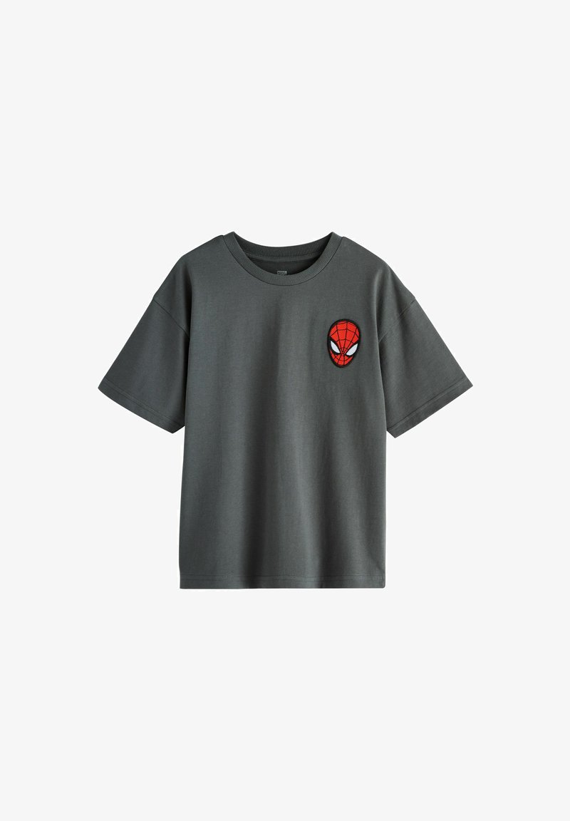 Camisa de algodón gris con mangas cortas y cuello redondo. Presenta un logo bordado de Spider-Man en rojo en el lado izquierdo del pecho.