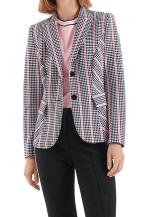 Mustavalkoinen houndstooth-saketti, jossa on vaaleanpunaiset raidat, yksirivin malli, kaksi etutaskua ja lovetut läpät. Yhdistetty vaaleanpunaiseen toppiin.