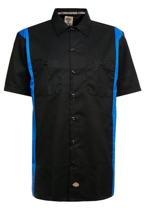 Schwarzes kurzärmeliges Hemd zum Zumachen mit blauen vertikalen Seitenstreifen und zwei Brusttaschen mit Knöpfen.