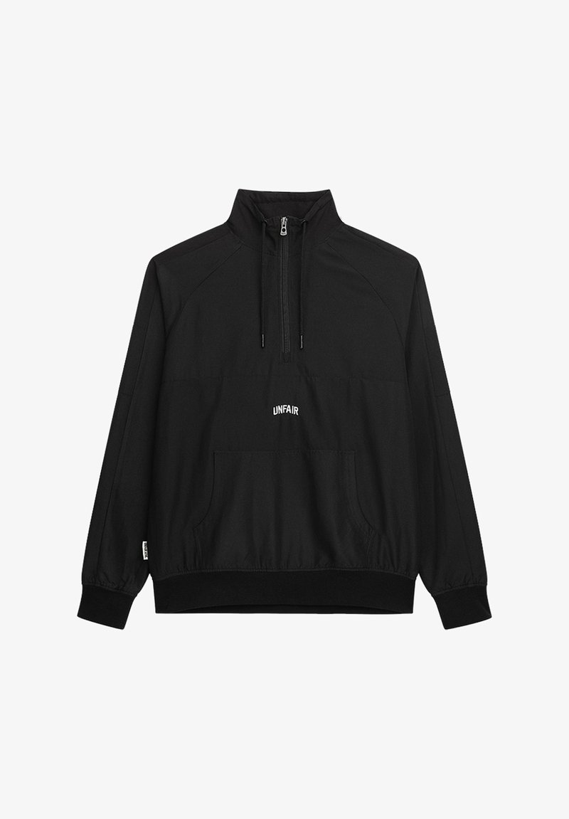 Czarny sweter z zamkiem, kołnierz typu funnel, elastyczne mankiety, kieszeń na przedzie, białe logo "UNFAIR" na klatce piersiowej, gładka tekstura materiału.
