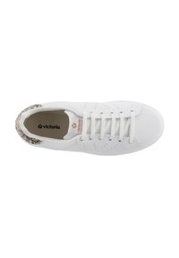 Sneaker bianca con tomaia in pelle liscia, dettagli perforati e un accento glitterato color talpa sul tallone. Lacci bianchi e soletta in morbido beige.
