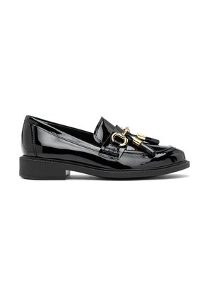 Mocasin de charol negro con suela de goma plana, que presenta detalles en dorado y borlas en la parte delantera. Textura suave y diseño elegante.