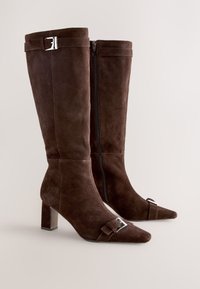Next REGULAR FIT - FOREVER COMFORT BUCKLE TOE  - Bottes - chocolate brown suede