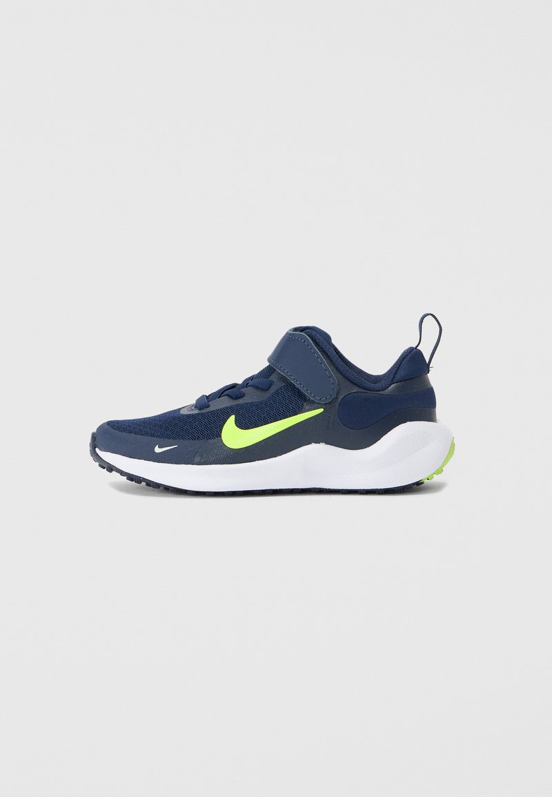 Nike sneakers με μπλε διχτυωτό άνω μέρος, ζωντανό κίτρινο-πράσινο λογότυπο swoosh, λευκή μεσαία σόλα, υφασμάτινη σόλα και ρυθμιζόμενο κλείσιμο με λουράκι.
