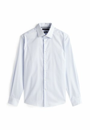 Camisa de dress azul claro con rayas blancas verticales, mangas largas, cuello abotonado y cierre frontal con botones. Textura de tela suave.