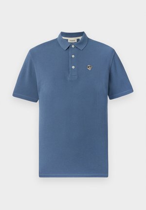 Polo bleu avec col, patte de boutonnage à trois boutons et un petit patch logo sur la poitrine. Tissu doux au toucher lisse.