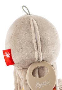 Beige Plüsch-Oktopus-Spielzeug mit einem Reißverschluss auf der Rückseite, einer Schlaufe zur Befestigung und einem roten Etikett mit einem weißen Spritzlogo.