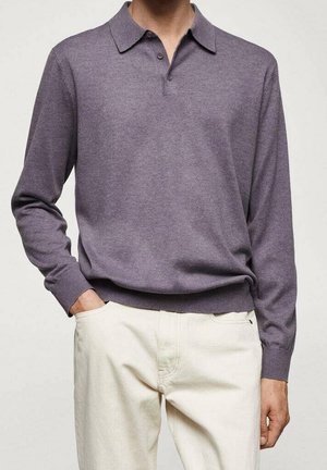 Polo à manches longues violet avec un col, design minimaliste, deux boutons au niveau de l'encolure, associé à un pantalon de couleur claire. Texture douce.