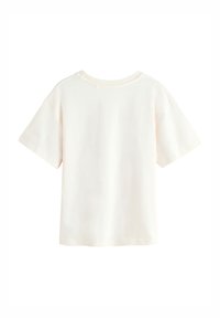 Egyszerű fehér rövid ujjú póló hátulról bemutatva, kerek nyakkivágással, fehér háttéren.