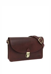 Tmavě hnědá kožená kabelka přes rameno s nastavitelným popruhem a stříbrným kovovým zapínáním, hladkým povrchem a zakřivenou klopou.