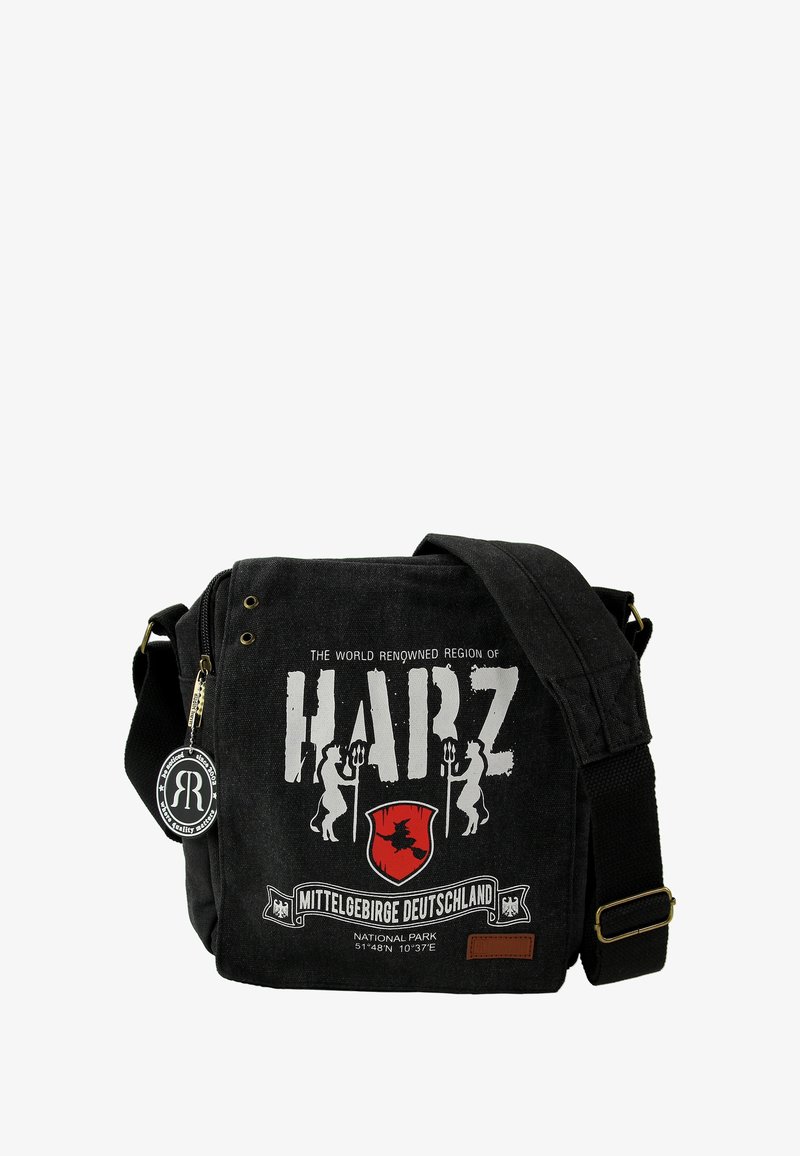Zwarte canvas schoudertas met een bedrukte print die "HARZ" en een rood schild toont. Inclusief rits, strap en logo label. Afmetingen niet gespecificeerd.