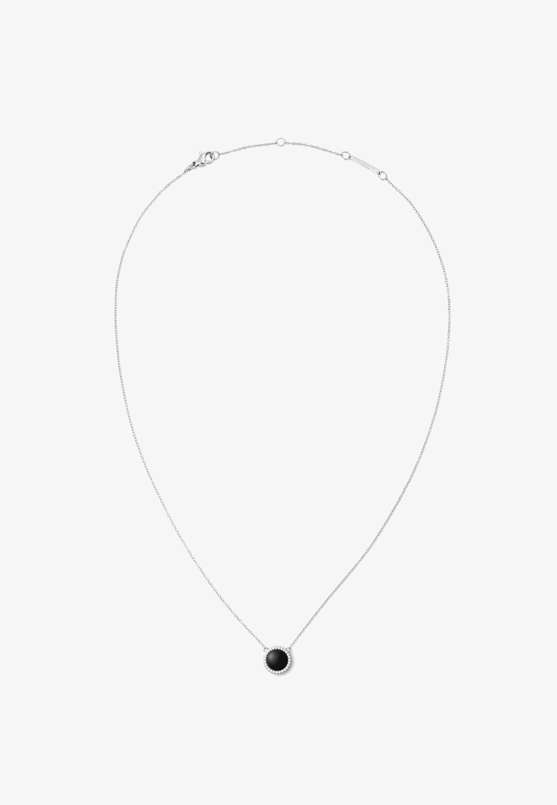 Collana in argento con ciondolo rotondo in pietra nera circondato da una montatura in argento texturizzata, che offre un design elegante e moderno.