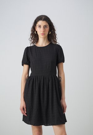 Schwarzes Kurzarmkleid aus strukturiertem Stoff, mit rundem Ausschnitt, tailliertem Oberteil und weit schwingendem Rock, der subtile Raffung an der Taille aufweist.