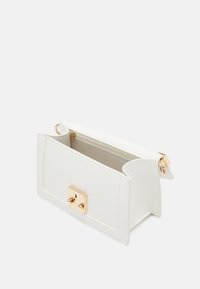 Borsa a tracolla in pelle bianca con forma rettangolare, chiusura in metallo dorato e interno con cerniera. Presenta cuciture lungo i bordi e doppi manici.