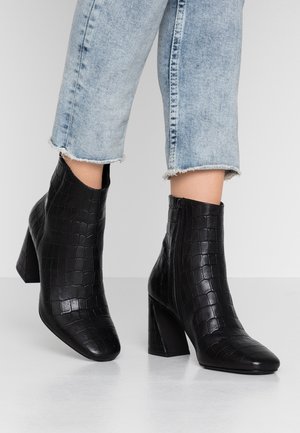 Bottines à talons hauts - black