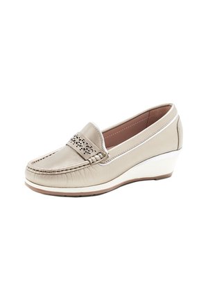 Mocassino in pelle beige con punta rotonda, ritagli decorativi sulla tomaia e tacco a zeppa bianco. Texture liscia con dettagli cuciti.