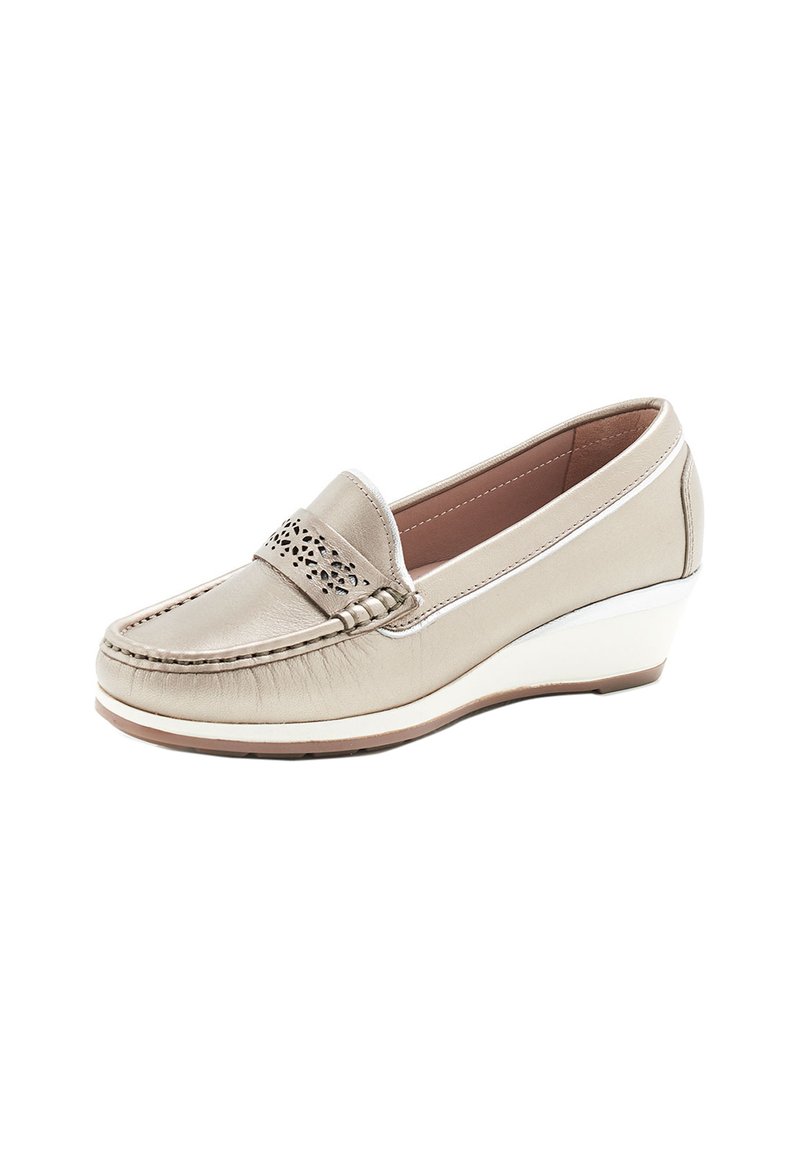 Mocassino in pelle beige con punta rotonda, ritagli decorativi sulla tomaia e tacco a zeppa bianco. Texture liscia con dettagli cuciti.