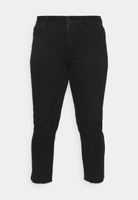 Jeans ajustados negros con five pockets, cierre de botón y cremallera, y dobladillos deshilachados sobre un fondo blanco liso.